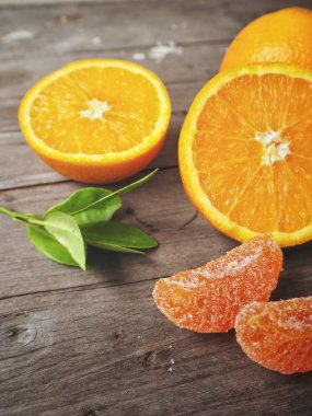 Turuncu ahşap arka plan üzerinde şeker