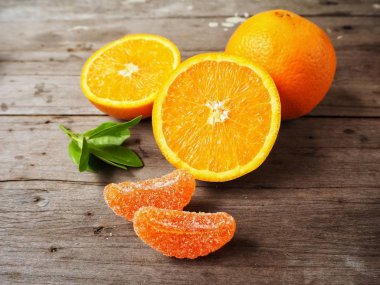 Turuncu ahşap arka plan üzerinde şeker