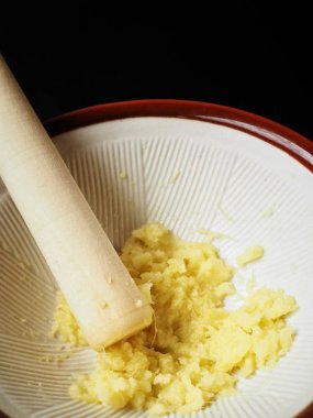 Siyah arka plan üzerine zencefil ezilmiş