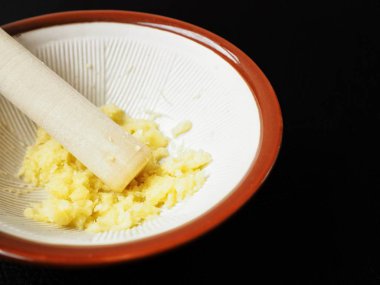 Siyah arka plan üzerine zencefil ezilmiş