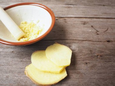 Zencefil üzerinde ahşap backgriund ezilmiş