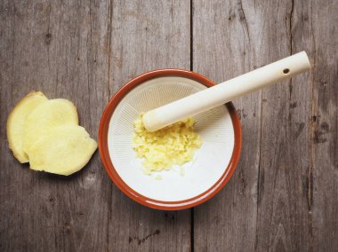 Zencefil üzerinde ahşap backgriund ezilmiş