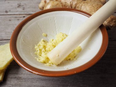 Zencefil üzerinde ahşap backgriund ezilmiş