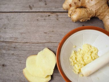 Zencefil üzerinde ahşap backgriund ezilmiş