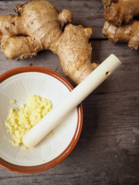 Zencefil üzerinde ahşap backgriund ezilmiş