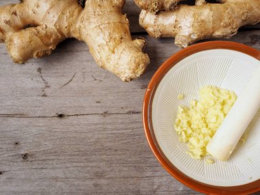 Zencefil üzerinde ahşap backgriund ezilmiş