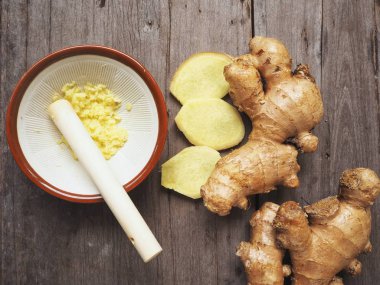 Zencefil üzerinde ahşap backgriund ezilmiş