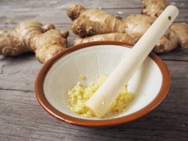 Zencefil üzerinde ahşap backgriund ezilmiş