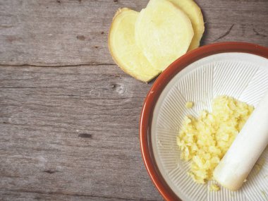 Zencefil üzerinde ahşap backgriund ezilmiş