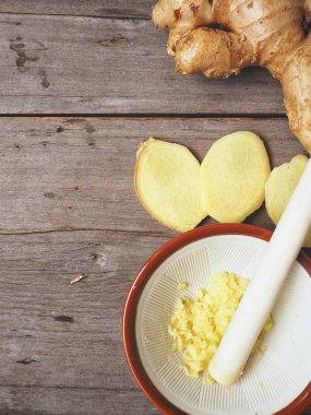 Zencefil üzerinde ahşap backgriund ezilmiş