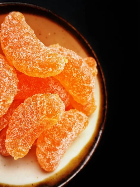 Naranja caramelo sobre fondo negro —  Fotos de Stock