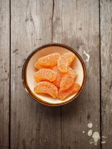 Turuncu ahşap arka plan üzerinde şeker