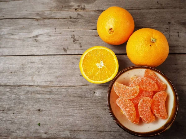 Orange Bonbons auf Holz Hintergrund — Stockfoto