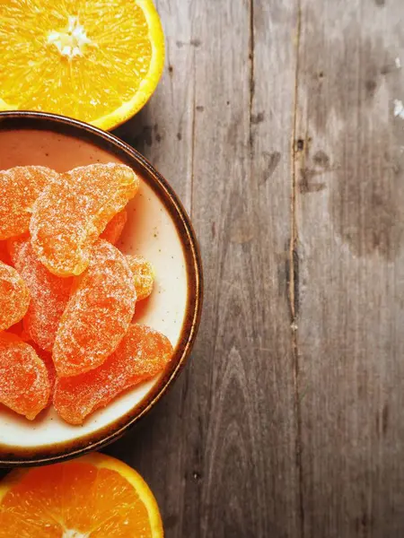 Turuncu ahşap arka plan üzerinde şeker