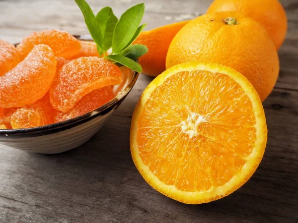 Turuncu ahşap arka plan üzerinde şeker