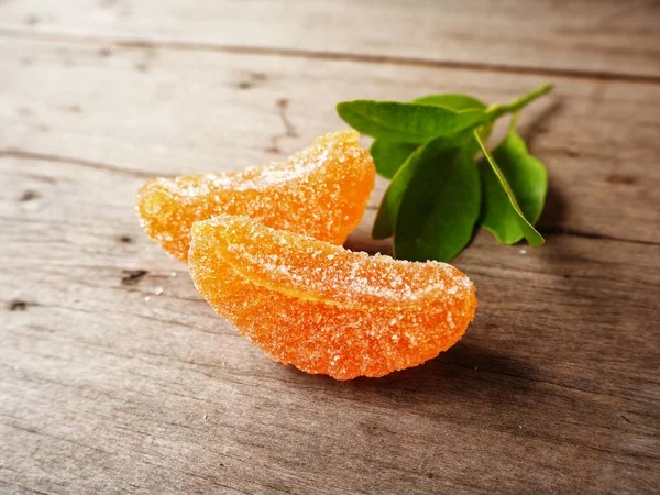 Orange Bonbons auf Holz Hintergrund — Stockfoto