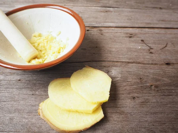 Zencefil üzerinde ahşap backgriund ezilmiş