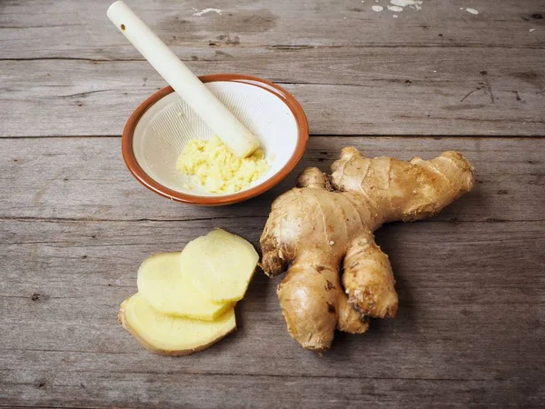 Zencefil üzerinde ahşap backgriund ezilmiş