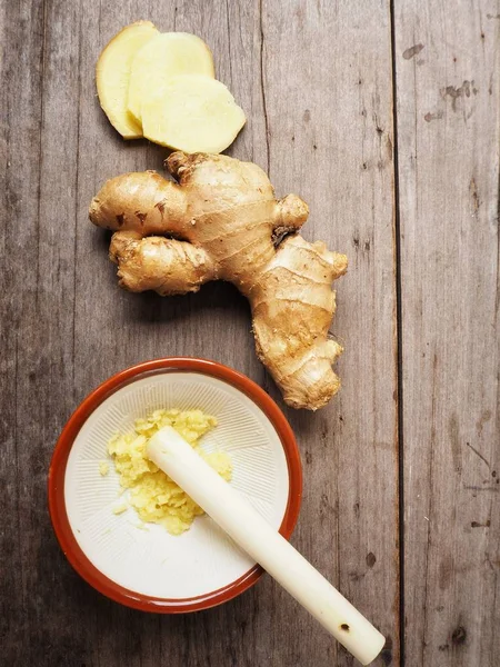 Zencefil üzerinde ahşap backgriund ezilmiş