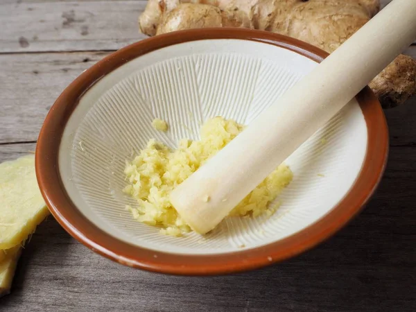 Zencefil üzerinde ahşap backgriund ezilmiş