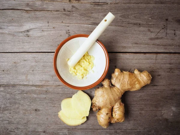 Zencefil üzerinde ahşap backgriund ezilmiş