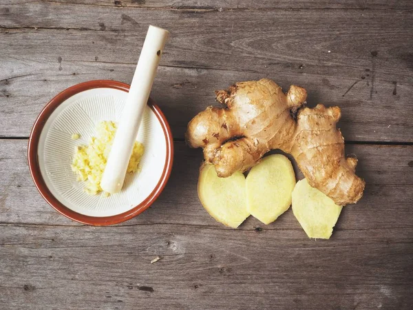 Zencefil üzerinde ahşap backgriund ezilmiş