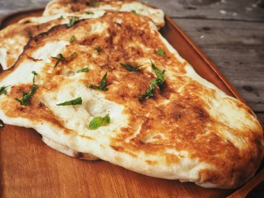 Ahşap arka plan üzerinde geleneksel Hint naan ekmek görünümü