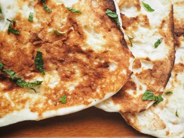 Ahşap arka plan üzerinde geleneksel Hint naan ekmek görünümü Kapat