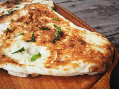 Ahşap arka plan üzerinde geleneksel Hint naan ekmek görünümü Kapat
