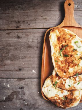 Ahşap arka plan üzerinde geleneksel Hint naan ekmek görünümü