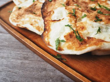 Ahşap arka plan üzerinde geleneksel Hint naan ekmek görünümü Kapat