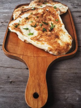 Ahşap arka plan üzerinde geleneksel Hint naan ekmek görünümü