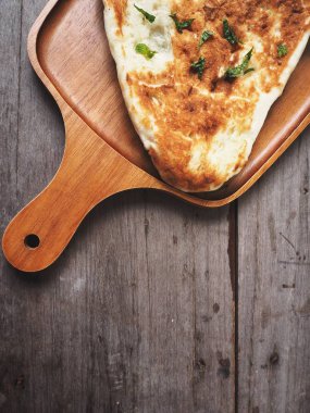 Ahşap arka plan üzerinde geleneksel Hint naan ekmek görünümü