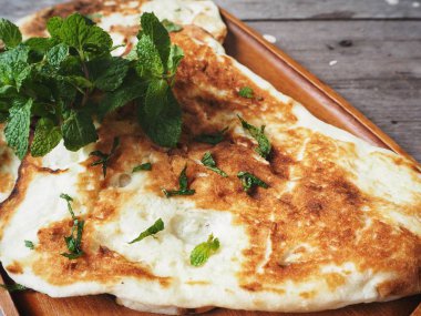 Ahşap arka plan üzerinde geleneksel Hint naan ekmek görünümü Kapat