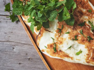 Ahşap arka plan üzerinde geleneksel Hint naan ekmek görünümü Kapat