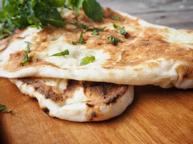 Ahşap arka plan üzerinde geleneksel Hint naan ekmek görünümü Kapat