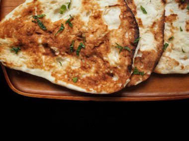 Ahşap arka plan üzerinde geleneksel Hint naan ekmek görünümü Kapat