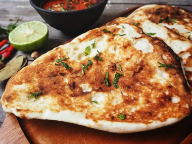 Ahşap arka plan üzerinde geleneksel Hint naan ekmek görünümü Kapat