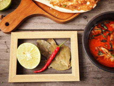 Hint naan ekmek ile köri ve resim çerçeve ahşap arka plan üzerinde 