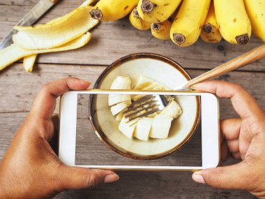 Kadın alarak fotoğraf smartphone ile püre muz