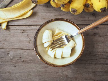 Ahşap arka plan üzerine püre muz üstten görünüm