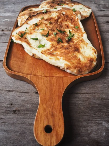 Ahşap arka plan üzerinde geleneksel Hint naan ekmek görünümü