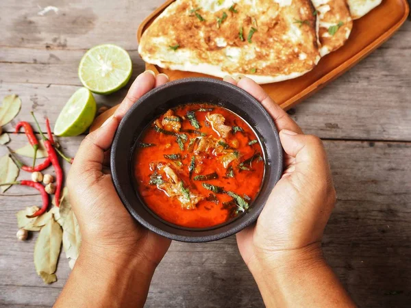 Vrouw Bedrijf Kom Met Curry Indiase Naan Brood — Stockfoto