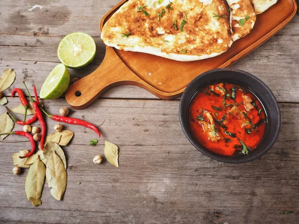 Pittige Curry Soep Geserveerd Met Indiase Naan Brood Houten Achtergrond — Stockfoto