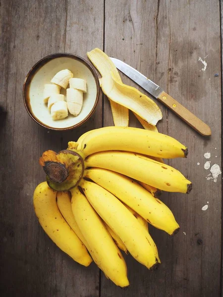 Banán Szeletek Tálba Fából Készült Háttér — Stock Fotó