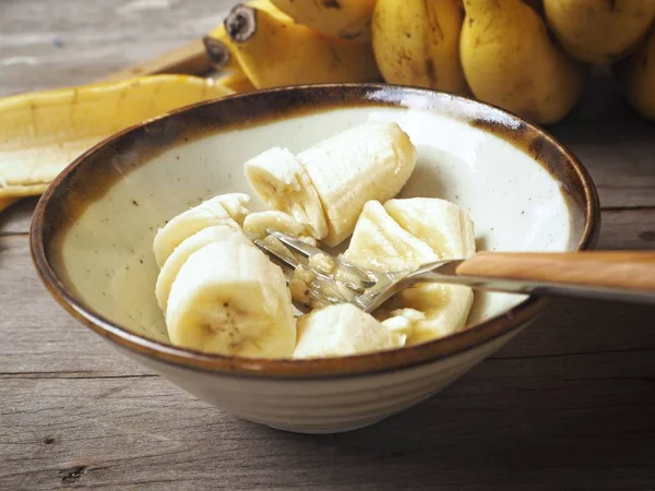 Ahşap arka plan üzerine püre muz görünümü Kapat