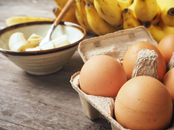 Ahşap arka plan üzerinde yumurta ile püre muz