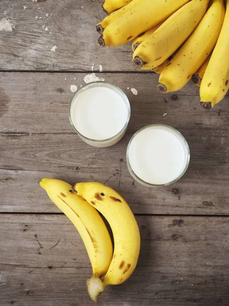 Lait Frais Aux Bananes Sur Fond Vieux Bois — Photo