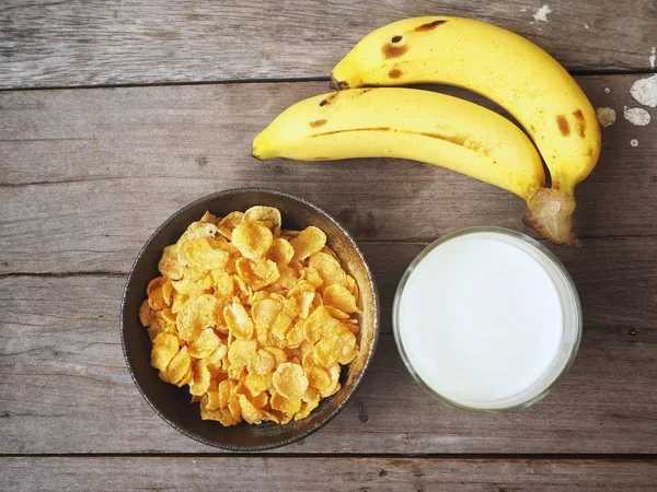 우유와 바나나 배경에 콘플레이크의 — 스톡 사진