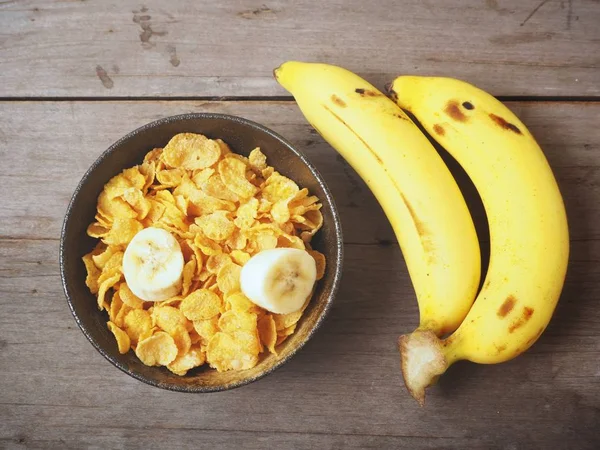 Blick Von Oben Auf Cornflakes Serviert Mit Bananen Auf Holzhintergrund — Stockfoto